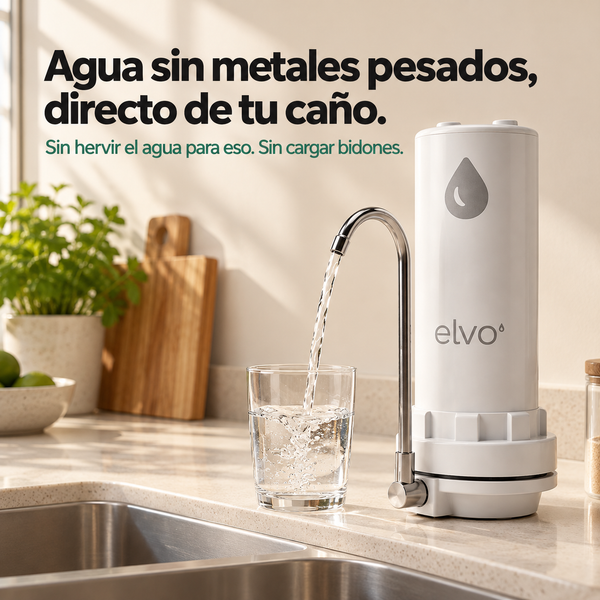 elvo· Nativo instalado en el caño de una cocina en Lima